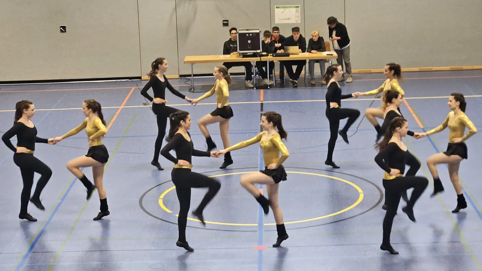 Die siegreichen Mädchen des Elly-Heuss-Gymnasiums Weiden bei ihrer Tanzdarbietung. (Bild: khg)