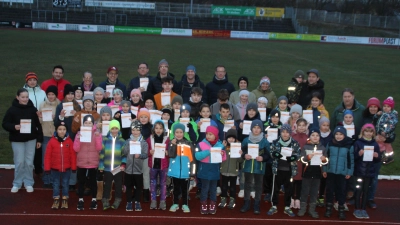 Über die Hälfte der erfolgreichen Teilnehmer am Sportabzeichen-Wettbewerb 2024 (aus Herbstrauswurf und Kinder-Ferienolympiade).<br> (Bild: Karin Müller-Popp)