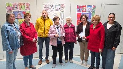 Die Mitglieder des Frauenbundes Erika Beer (1. v. l.), Angela Moser (4.), Erna Uth (5.), Evi Rauch (7.) und Melanie Färber (8.) überreichten die Spenden an die Rektorin des Sozialpäd. Förderzentrums Gisela Lehnerer (2.) , den Vorsitzenden des Fördervereins der Pestalozzi-Grundschule Marcel Papp, (3.) und die Rektorin der Jahn-Grundschule Andrea Dechant (6.). Nicht im Bild den Vertreter der Krötensee-Mittelschule.  (Bild: Brigitte Weigl)
