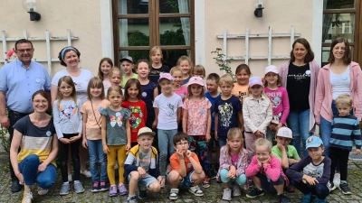 Auf dem Bild zu sehen sind 25 Kinder mit ihren 4 Betreuerinnen und Stadtpfarrer Konrad Amschl. (Bild: Nicole Kneidl)