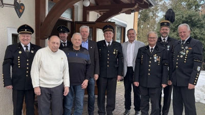 Von links nach rechts: 2. Vorsitzender Herbert Karl, Jubilar Michael Merkl, Verwaltungsmitglied Gerhard Kroher, Jubilar Engelbert Schreglmann, Jubilar Manfred Bauer, 1. Vorsitzender Michael Wilhelm, 1. Bürgermeister Joachim Neuß, Ehrenmitglied Peter Schreg, Vorsitzender des Landesverbands Berg- und Hüttenmännischer Vereine Armin Kraus, Verwaltungsmitglied Reinhold Kirsch (Bild: Barbara Magerl)