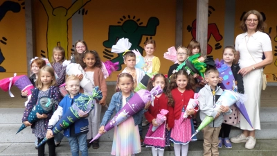 Die Kinder der 1. Klasse der Ludwig-Meier-Grundschule Etzenricht, 8 Kinder aus Kohlberg und 9 aus Etzenricht mit ihrere Klassenlehrerin Martina Schott  (Bild: Kerstin Bauer)