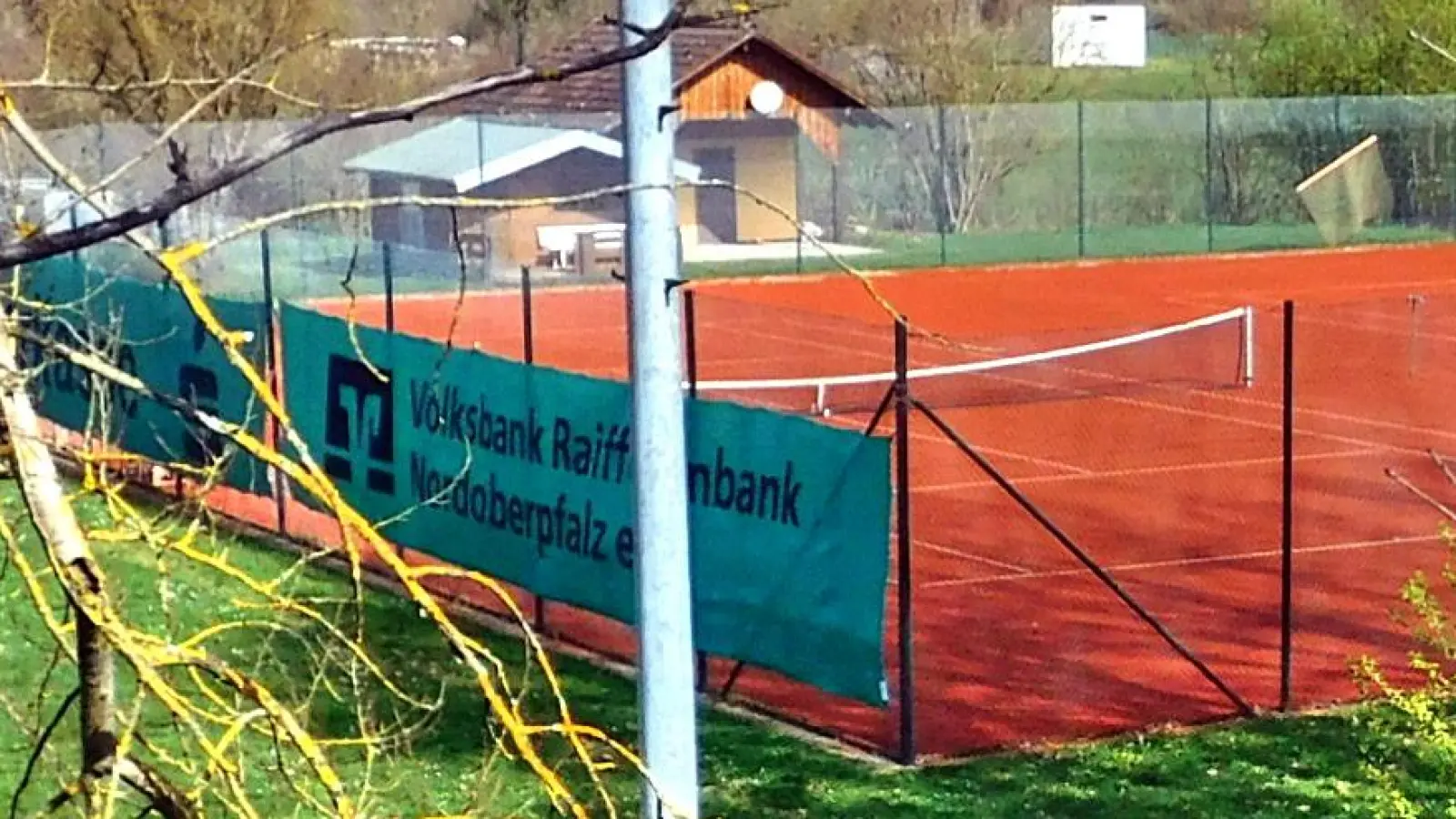 Die Tennisfreunde haben ein eigenes Vereinsheim auf ihrem Tennisgelände im Umgriff der heutigen Hütte fest im Blick. Zunächst gelte es aber Machbarkeit, Finanzierbarkeit und den wirtschaftlichen Betrieb abzuklären. (Bild: whü)