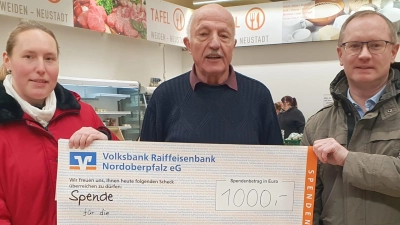 Pfarrgemeinderatssprecherin Maria Gleißner und Pfarrgemeinderat Josef Simon übergeben an Tafelchef Josef Gebhardt (Mitte) einen symbolischen Scheck über 1000 Euro (Bild: mas)