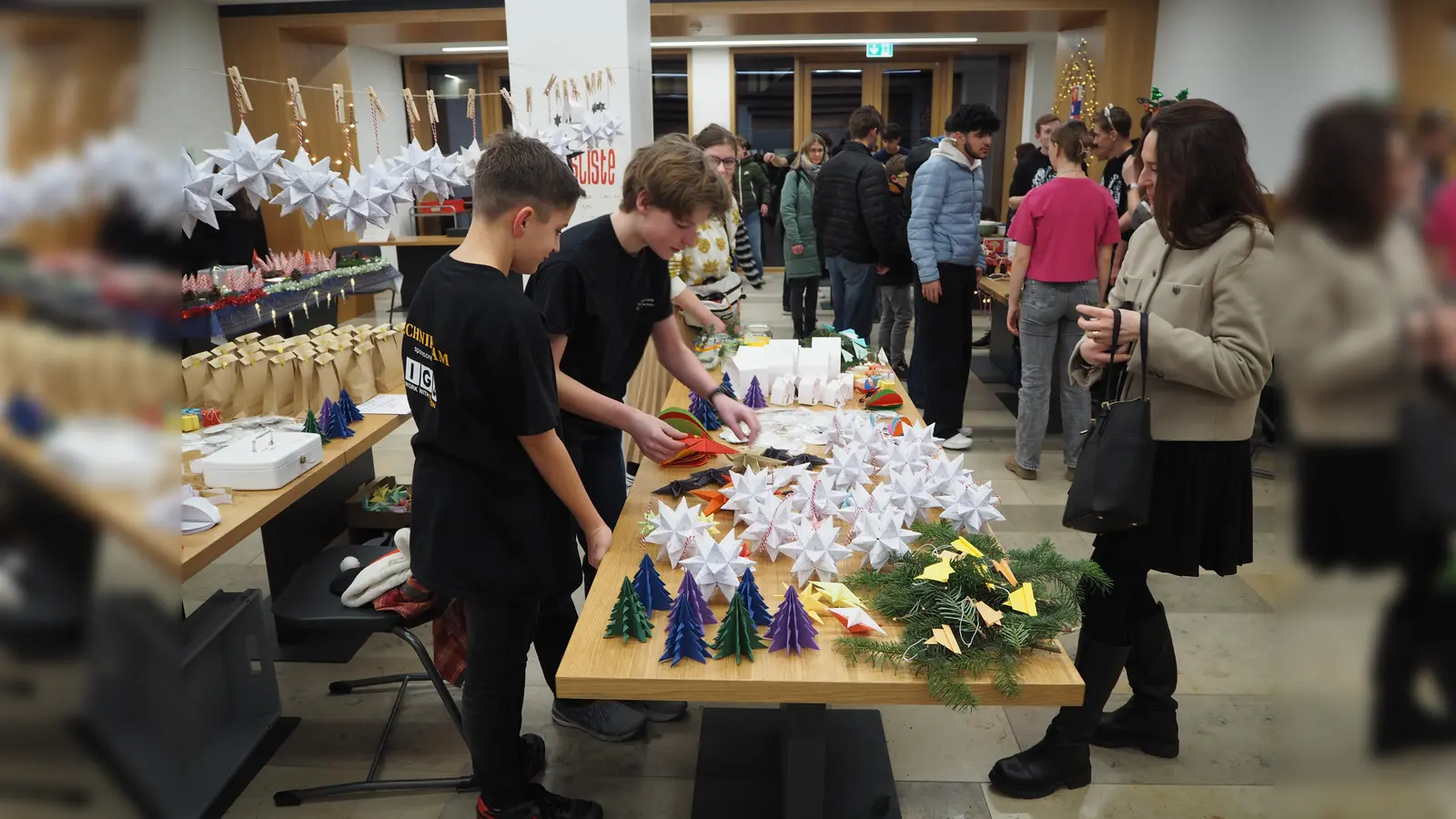 Der Weihnachtsbasar am Gymnasium Neustadt/WN. (Bild: krb)