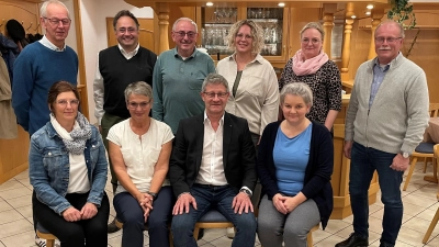 Das Foto zeigt sitzend von links: Michaela Günthner, Barbara Wenisch, Uwe Rosner, Karin Hecht. Stehend von links: Konrad Härtl, Gerhard Plaß, Otto Grillmeier, Melanie Wenisch, Stefanie Schreiner, Bürgermeister Max Bindl. (Bild: Uwe Rosner)