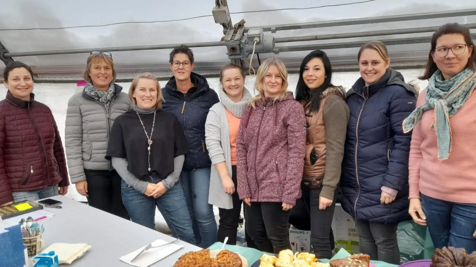 Zahlreiche Helferinnen waren bei der Kuchenverkaufsaktion der Grundschule Illschwang in Nonnhof mit dabei. (Bild: no)