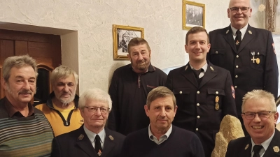 Die Feuerwehr Wernersreuth ehrte verdiente Mitglieder. Im Bild (von links) Werner Konhäuser, Albert Härtl, Erwin Stingl, Wolfgang Gmeiner, Gerhard Härtl, der bisherige Vorsitzende Manuel Brucker, Bürgermeister Klaus Meyer und Kommandant Klaus Frank. (Bild: Feuerwehr Wernersreuth/exb)