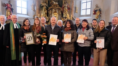 Pfarrer Wilfried Römischer und Pfarrer Hans-Peter Pauckstadt-Künkler (von links) ehrten die aktiven Mitglieder im evangelischen Posaunenchor.<br> (Bild: le)