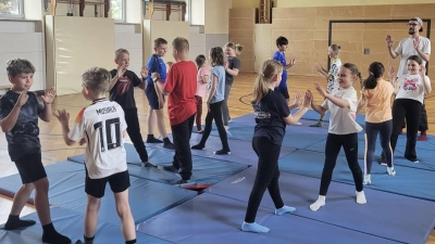Trainer Andreas Fachtan mit teilnehmenden Schülerinnen und Schülern der 3. Klassen (Bild: Andrea Wührl)
