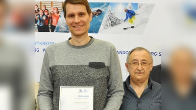 Alwin Prainer vom TSV Schwandorf (links) bekommt den Ehrenamtspreis des Bayerischen Landessportverbandes. Sein Vereinskamerad Gisbert Götz (rechts) hält die Laudatio. <br><br> (Bild: Allacher/exb)