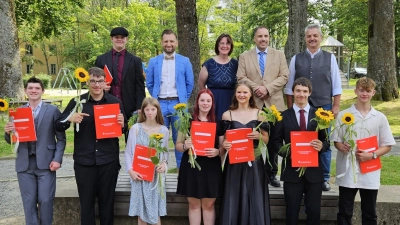 Die Schüler sind bei der Abschlussfeier des SFZ Vohenstrauß stolz auf ihren Erfolg. (Bild: Christine Bauer/exb)