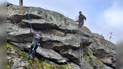 Abseilen zur Säuberung des Felsen. (Bild: Dieter Güll)