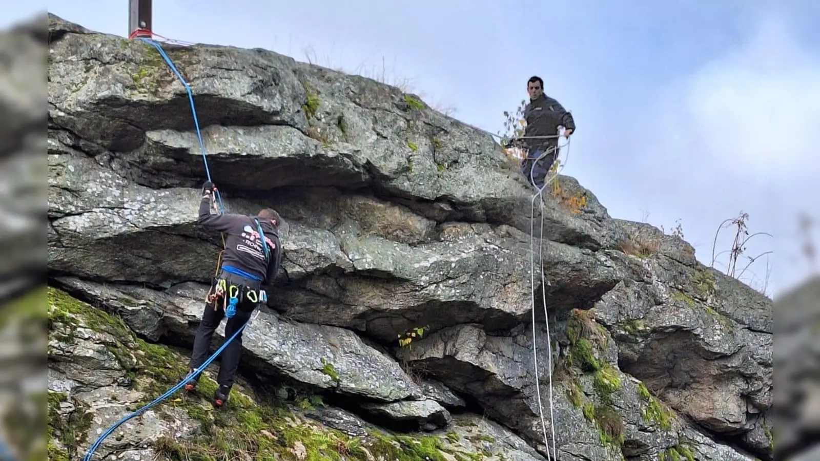 Abseilen zur Säuberung des Felsen. (Bild: Dieter Güll)