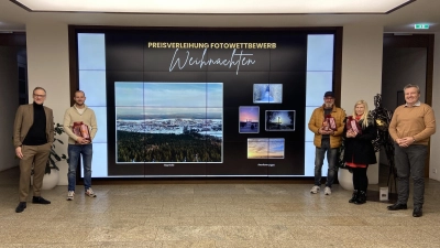 Die Preisverleihung vom Fotowettbewerb der Stadt Waldsassen. Mit auf dem Bild zu sehen sind die Gewinner: Simon Nickl, Robert Gruber und Melissa Hutzler.  (Bild: Jessica Patz)