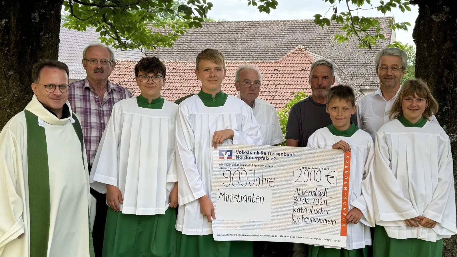 Die Mitglieder der Vorstandschaft Georg Ertl, Günther Gollwitzer, Wolfgang Binder und Heinrich Frischholz übergeben die Spende an die Ministranten Felix und Sina Bayerl, Benjamin Zeller, Johannes Gruber und Dekan Alexander Hösl. (Bild: Karin Bayerl/exb)