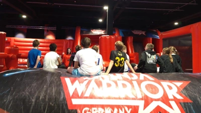 Dank finanzieller Unterstützung durch das Leitbild des Landkreises Amberg Sulzbach konnte die Gemeindliche Jugendpflege in Kümmersbruck und Ursensollen den Kindern tolle Ausflüge ermöglichen – zum Beispiel in den Ninja Warrior Park.<br> (Bild: Leonie Böhnke)