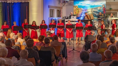 Beim Lied „Die Männer sind alle Verbrecher” waren die Sängerinnen mit Chorleitung und Musikpädagogin Ulrike Straub (Zweite von rechts) voll in ihrem Element. (Bild Martin Straub) (Bild: Renate Daller)