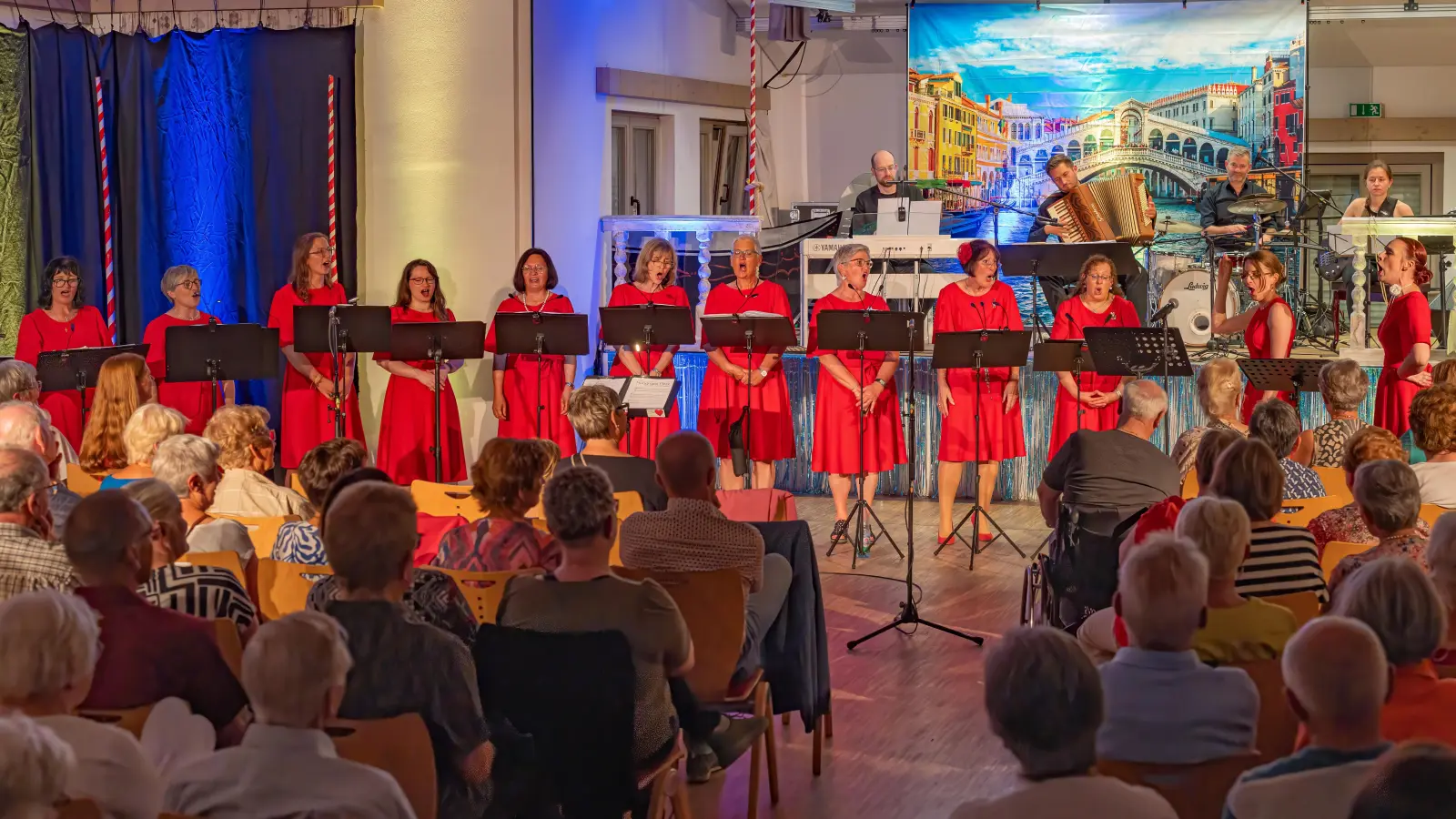 Beim Lied „Die Männer sind alle Verbrecher” waren die Sängerinnen mit Chorleitung und Musikpädagogin Ulrike Straub (Zweite von rechts) voll in ihrem Element. (Bild Martin Straub) (Bild: Renate Daller)