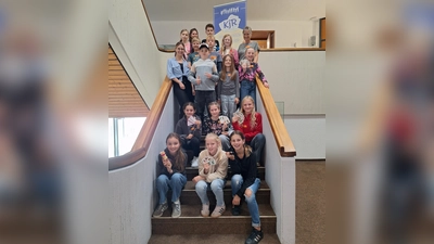 Die aufmerksamen Zauberlehrlinge zusammen mit der geduldigen Zaubertrainerin Anna Lucia Bauer am Ende des Workshops. (Bild: Anita Weber-Tretter)