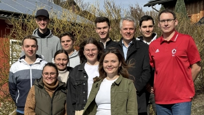 Gut gelaunt geht der neue Vorstand um Tabea Meiler (vorne, Vierte von rechts ) die nächste zweijährige Amtszeit der TSV-Vereinsjugend an. Bürgermeister Thomas Meiler und Zweiter TSV-Vorsitzenden Michael Jung beglückwünschen das Führungsteam zur Wahl. <br> (Bild: cro)