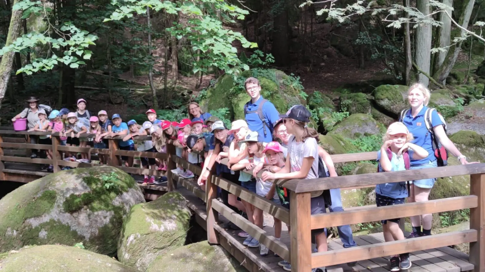 Ihren hellen Spaß, wie hier auf der Brücke über das Teufelsbutterfaß hatten die Kinder bei der Rangertour durch den Doost, die der Prima Giro Club von der Raiffeisenbank Floß organisierte. (Bild: Thomas Stetter)