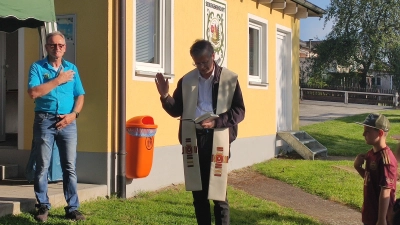 Pfarrer Norbert Götz segnet den neuen Spielplatz. Mit im Bild Siedlervorsitzender Ludwig Eger  (Bild: Bernhard Karl)