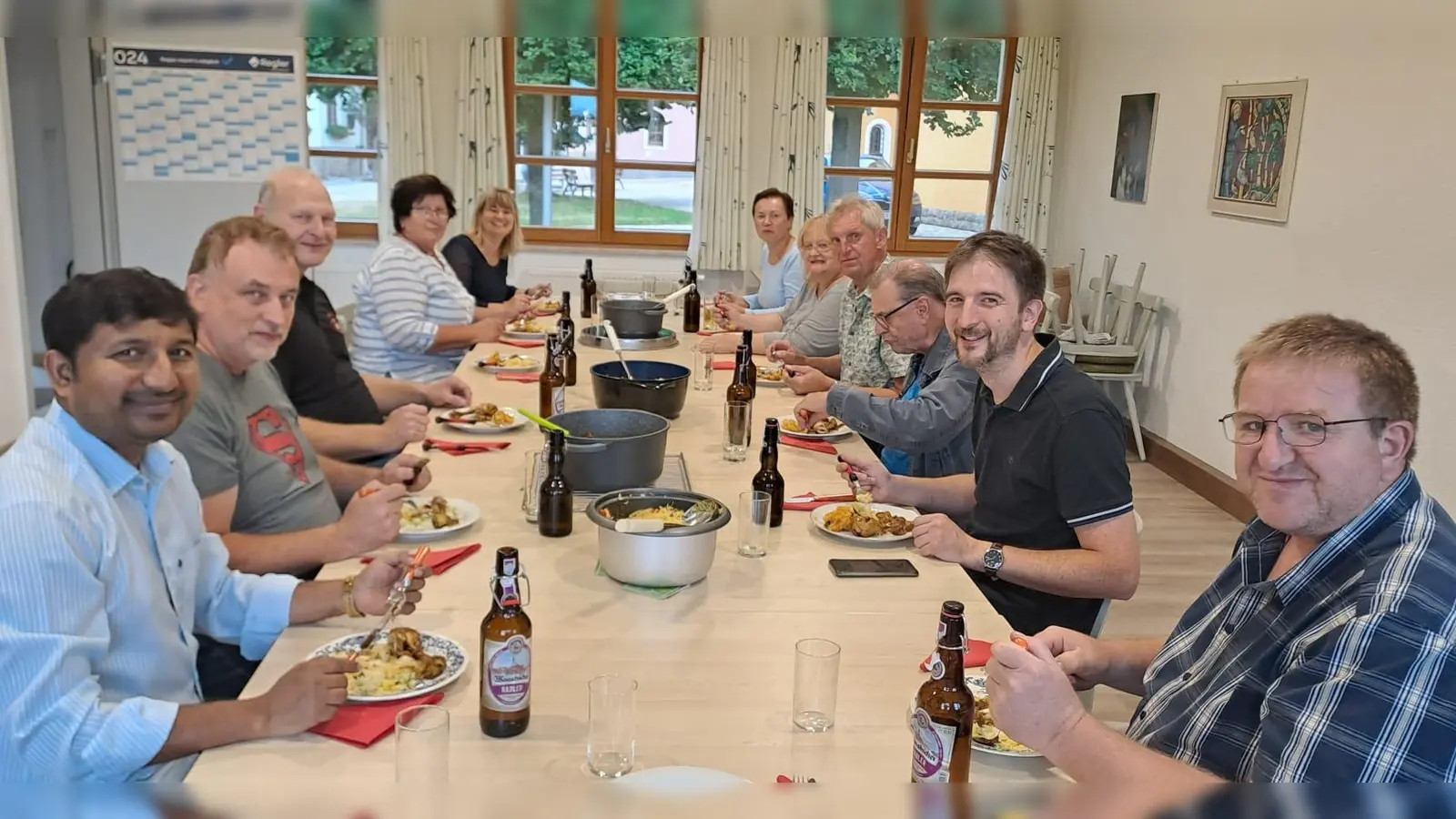 Der Pfarrgemeinderat Waidhaus genießt gemeinsam mit Pater John Gali ein indisches Festmahl – ein Abend voller kulinarischer Köstlichkeiten und herzlicher Erinnerungen  (Bild: Elisabeth Koller)