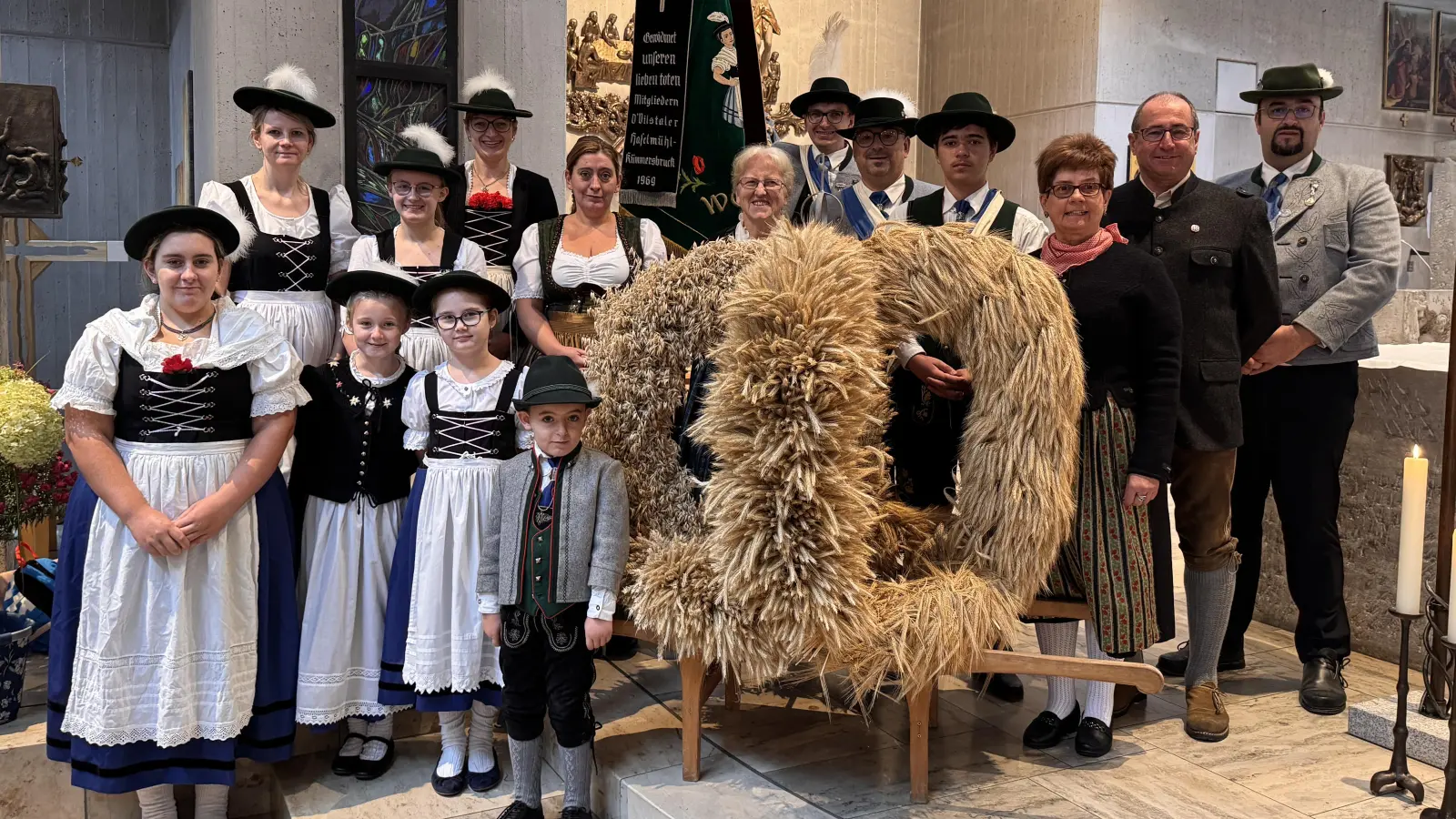 Trachtenkinder und Vereinsmitglieder an der Erntekrone. (Bild: Judith Piechotta )