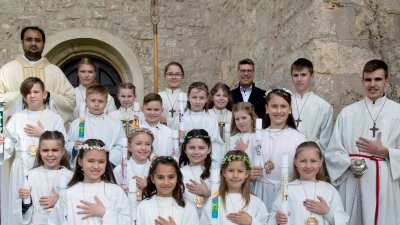 Die Kommunionkinder nach dem Gottesdienst, der unter dem Motto „Du gehst mit!” stand. (Bild: Maximilian Frank/exb)