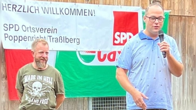 SPD-Vorsitzender Johannes Ambos (links) und designierter SPD-Bürgermeisterkandidat Michael Gradl (rechts) freuten sich bei ihrer Begrüßung über die vielen Gäste im Garten des Bikerstüberls Schwab. (Bild: Waltraud Lobenhofer)