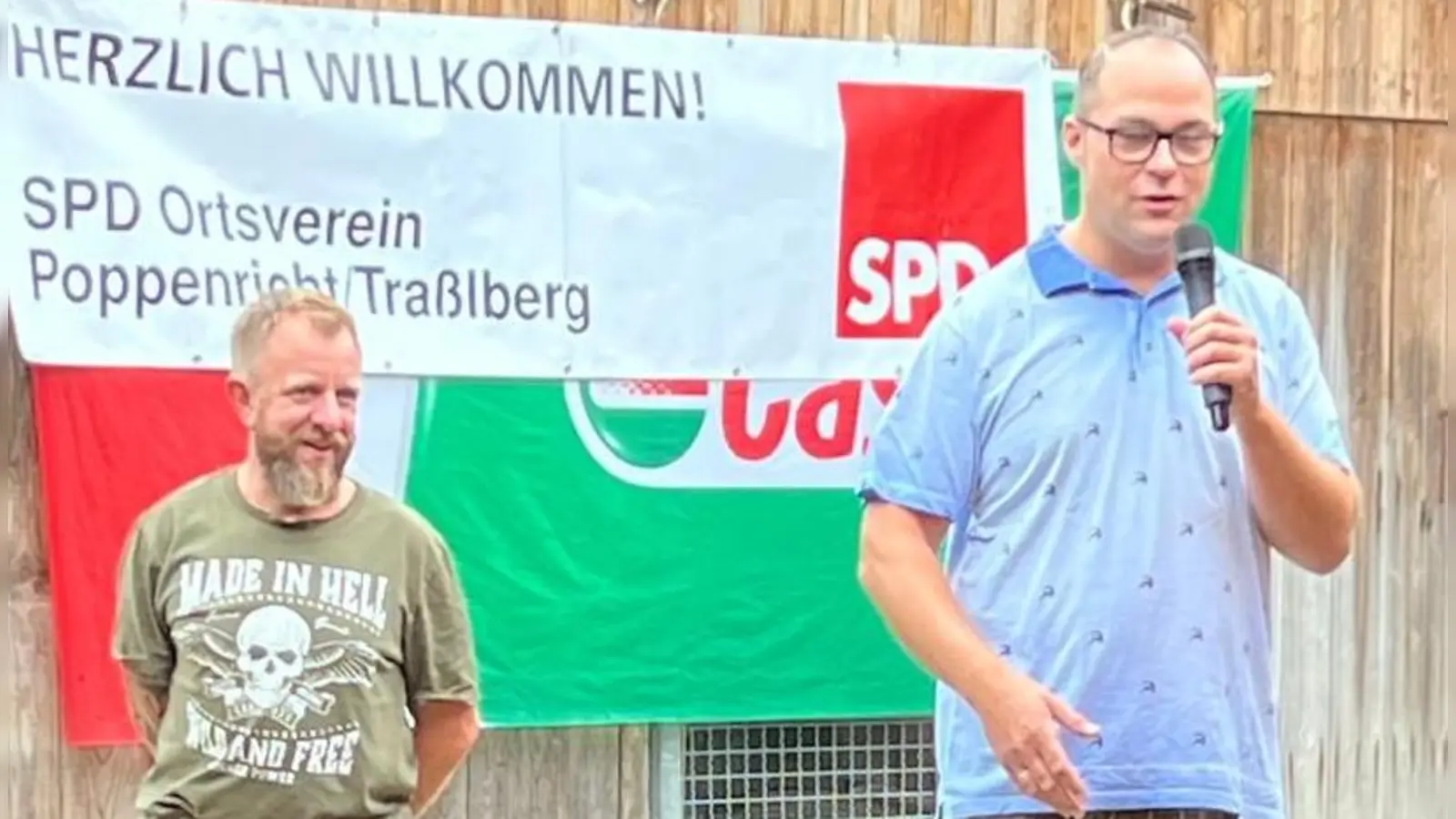 SPD-Vorsitzender Johannes Ambos (links) und designierter SPD-Bürgermeisterkandidat Michael Gradl (rechts) freuten sich bei ihrer Begrüßung über die vielen Gäste im Garten des Bikerstüberls Schwab. (Bild: Waltraud Lobenhofer)