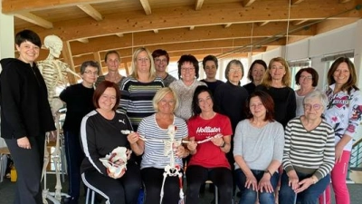Die Teilnehmerinnen beim Vortrag „Die verborgene Kraft des Beckenbodens” mit Kursleiterin Monika Haas-Lehner (Reihe hinten dritte von rechts) (Bild: Kerstin Burkhardt)