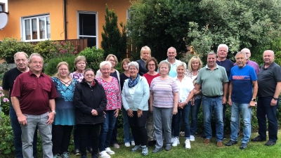 Die Frauenunion Mantel feierte im Garten der Familie Härtl ihr Sommer-Grillfest. Dazu waren die Ehegatten auch eingeladen, die den Damen immer bei Aktionen zur Seite stehen. (Bild: Eva Seifried)