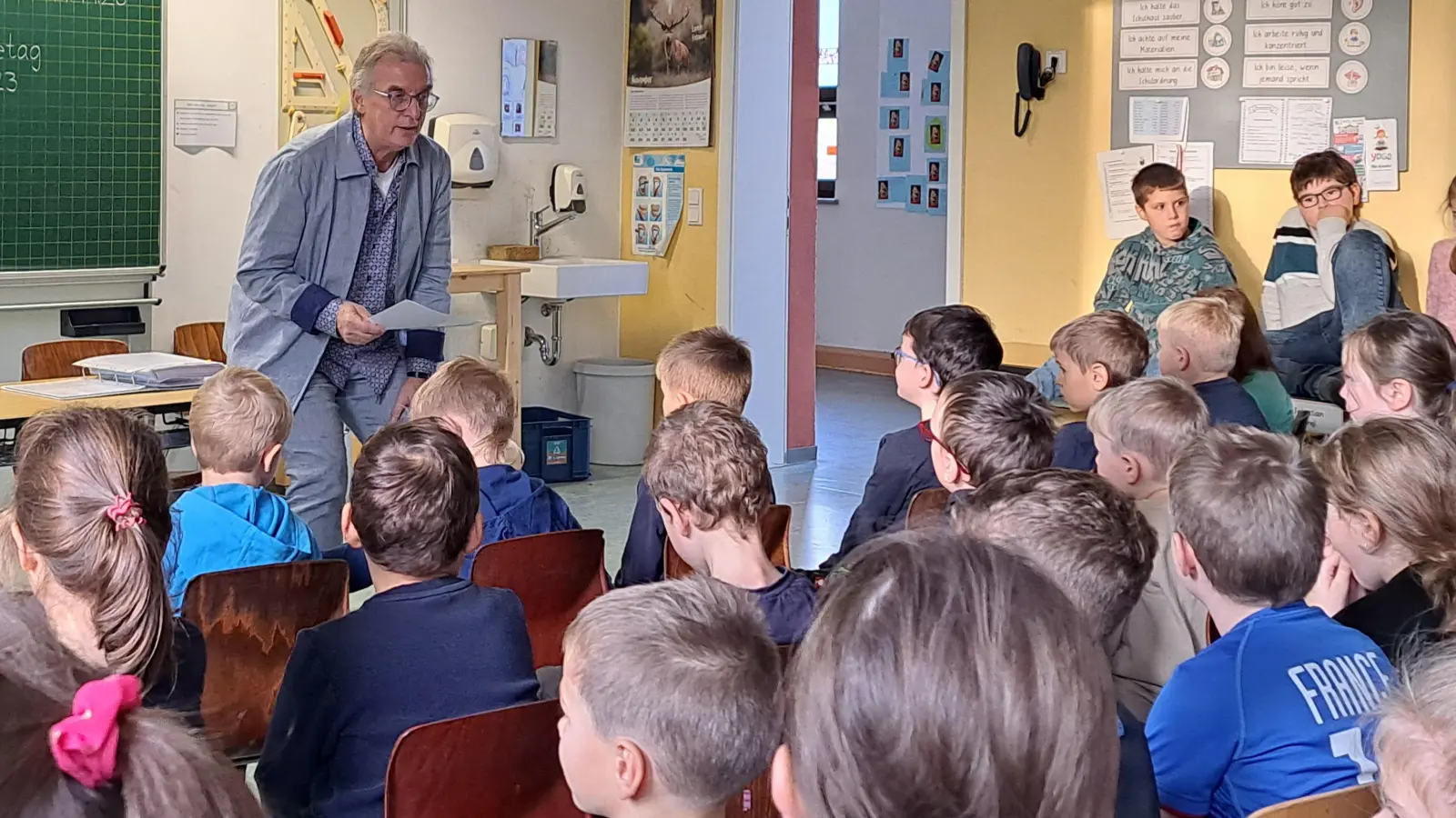 Autor Klaus Sauerbeck begeistert die Kinder beim Vorlesetag an den Grundschulen Niedermurach und Altendorf.  (Bild: Laura Schwaiger/exb)