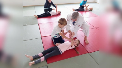 Beim Judo-Schnuppern dürfen die Kinder unter Anleitung von Arthur Hofmann einfache Griffe untereinander anwenden. (Bild: fz)