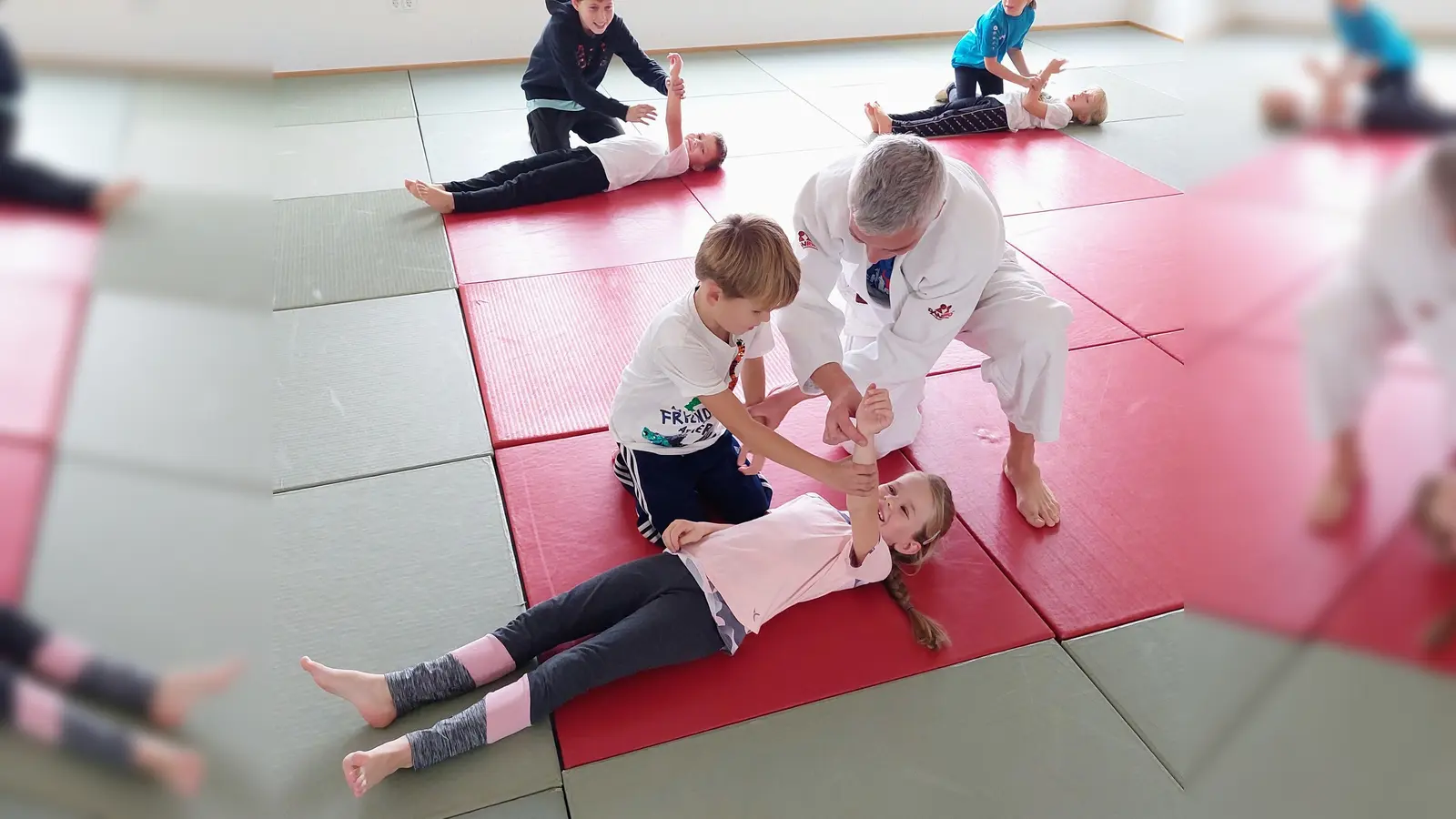 Beim Judo-Schnuppern dürfen die Kinder unter Anleitung von Arthur Hofmann einfache Griffe untereinander anwenden. (Bild: fz)