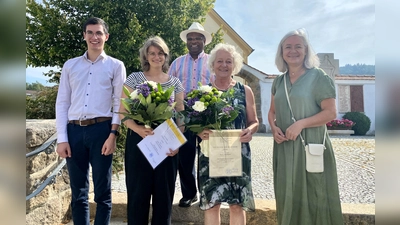 Bei der Ehrung des Kirchenchores (von links): Chorleiter Lukas Schöpf, Ingrid Augsberger, Pfarrer Moses Gudapati, Luise Schwarz und Pfarrgemeinderatssprecherin Johanna Köbler.  (Bild: Ina Grosser)