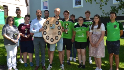 Marktmeister wurde Fabian Putzer (Sechster von links). Dazu gratulierten Bürgermeister Armin Bulenda (Vierter von links) sowie Schützenmeister Jonas Weiß (rechts) und Sportleiter Christoph Weiß (Zweiter von links) sowie allen anderen Gewinnern. (Bild: Peter Garreiss)