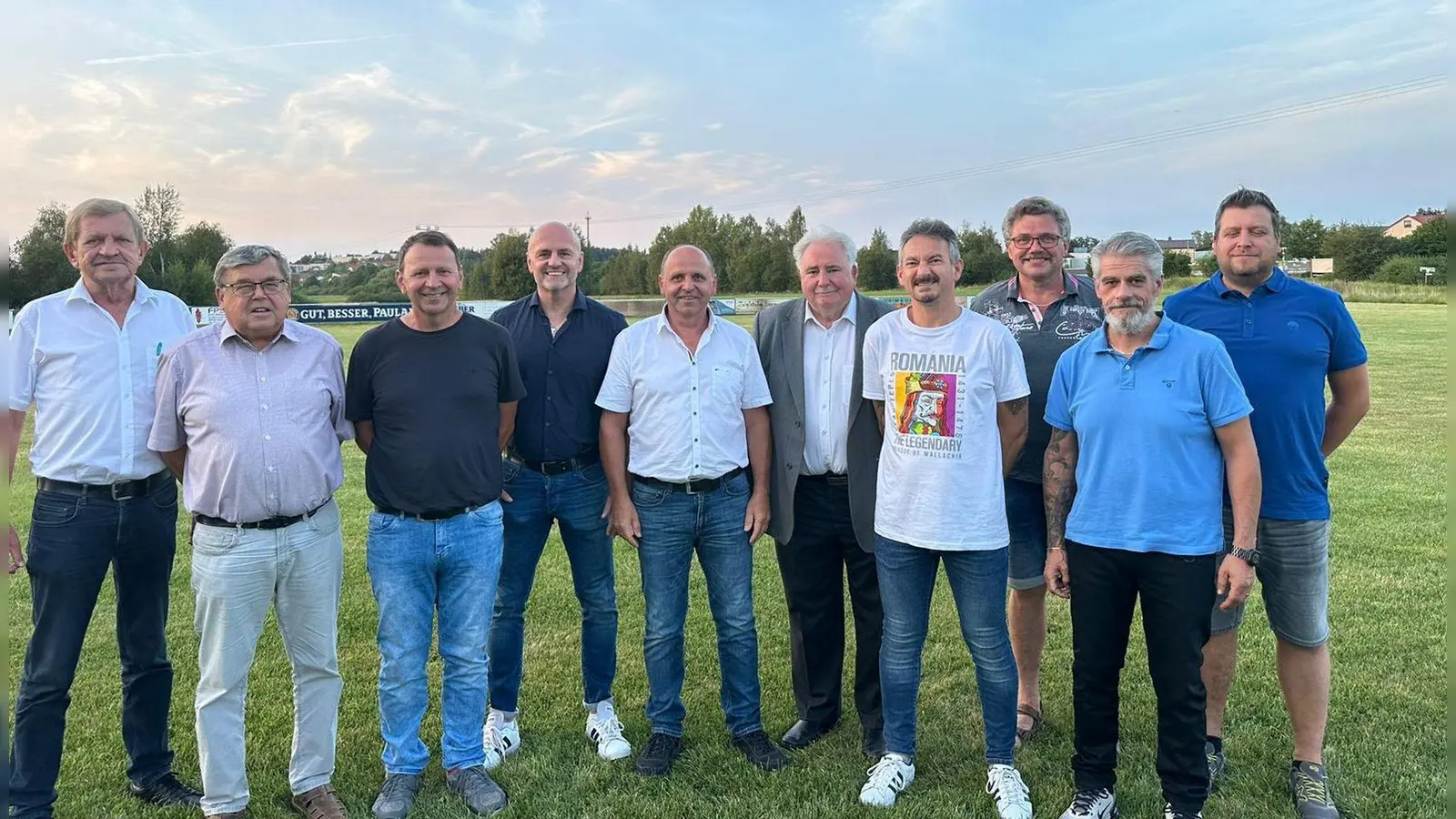 Auf dem Bild von links: Dritter Bürgermeister Norbert Schuller, Herbert Sladky, Markus Bader (Ausschussmitglied,) Mario Bäumler (2. Vorstand), Harald Bader (1. Vorstand), Zweiter Bürgermeister Peter Gold, Matthias Fräde (Kassier), Josef Giehl (Kassenprüfer), Simon Kleiner, Thomas Sladky (beide Vereinsausschuss). Auf dem Bild fehlen: Michael Voith (Schriftführer) und Harald Wagner (Kassenprüfer).<br> (Bild: Nikolaus Finkler)