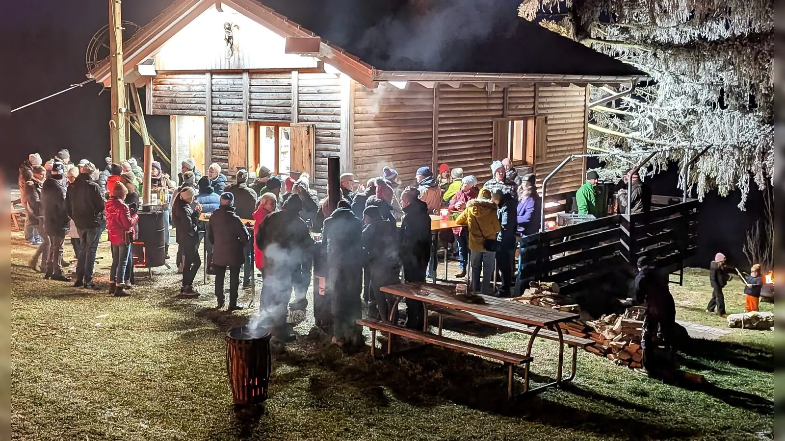 Eine gute Stimmung herrschte bei einbrechender Dunkelheit vor der Wutzhütte  (Bild: Johannes Rumpler )