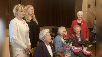 Die drei ältesten Teilnehmer wurden von der AWO-Vorsitzenden Gabriele Laurich und der Ehrenvorsitzenden Hilde Zebisch besonders geehrt. sitzend v. links: Elise Kolb (96), Elfriede Müller (95) und Maria Daubenmerkl (91)  (Bild: Christine Kunstfeld-Lindner )