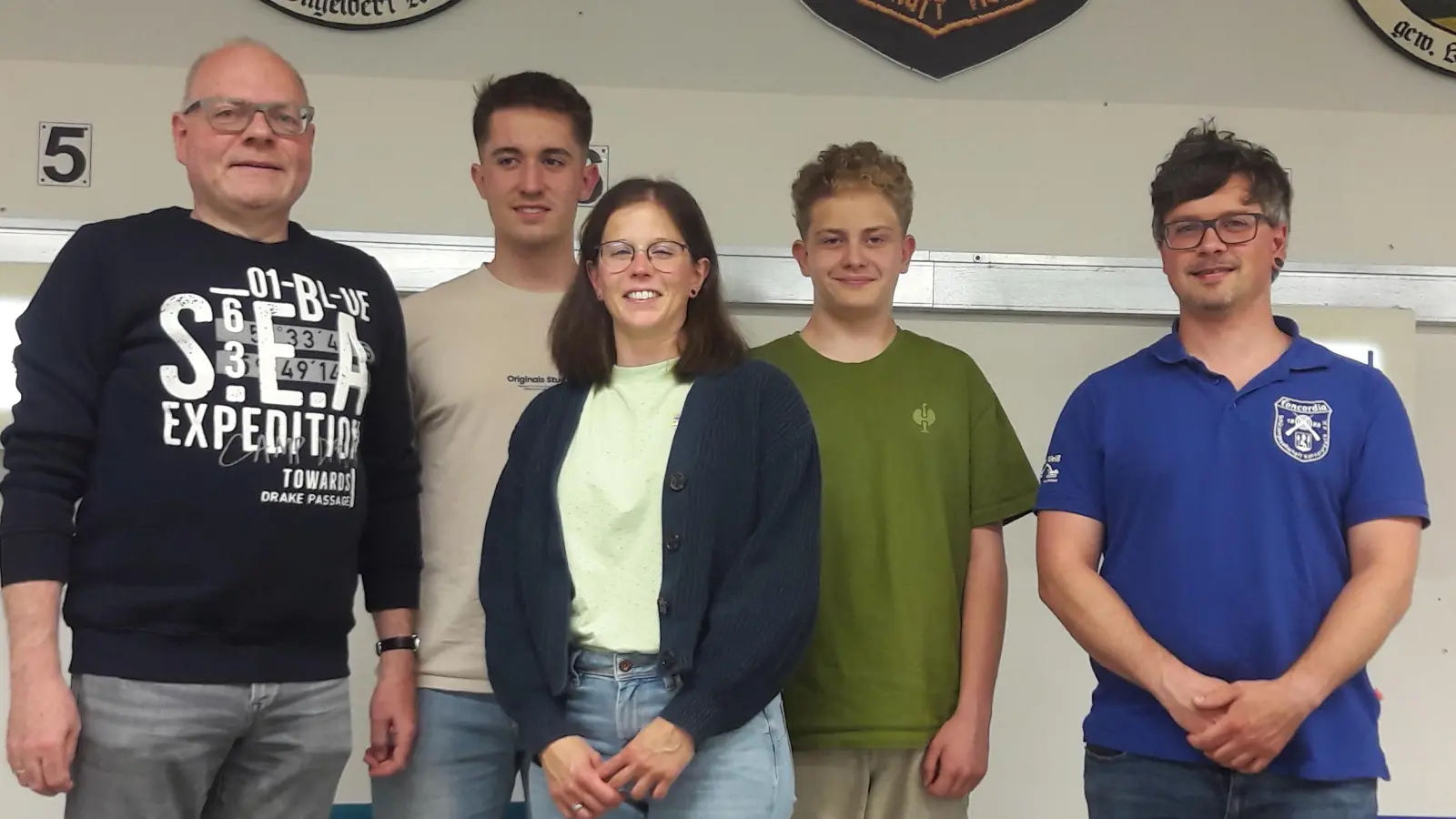 Auf dem Bild die besten Einzelakteure aus den jeweiligen Mannschaften v. l. mit 1.Vorsitzenden Martin Dietz, Jan Wirnitzer, Christina Fellner, Michael Bauer und Martin Fellner. (Bild: Max Bindl)