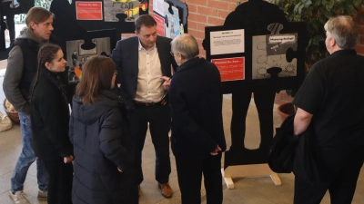 Im Wartebereich des Weidener Rathaus ist eine Wanderausstellung zum Thema „Menschenrechte” zu sehen.  (Bild: Stadt Weiden/Pressestelle/exb)