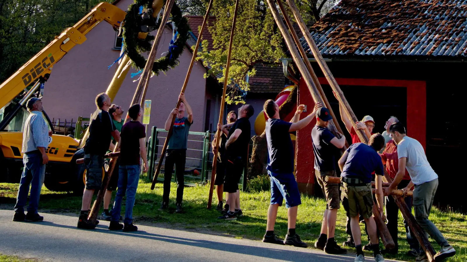 Maibaumaufstellen in Liebenstein. (Bild: Renate Bauer-Zölch)