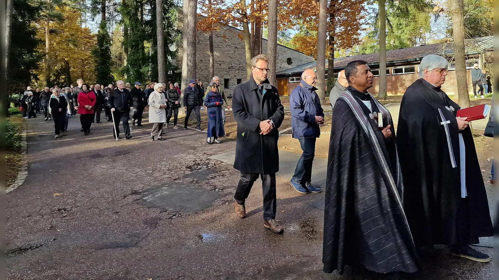 Die Geistlichen ziehen zum Friedhofskreuz, die Gläubigen folgen. (Bild: R. Kreuzer)