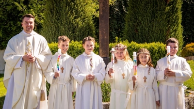 Bild von links nach rechts: Kaplan Marvin Schwedler, Silas Heldmann, Magdalena Graf, Josefine Schmidbauer, Emily Plata, Valentin Wirth (Bild: Christine Schwarz)