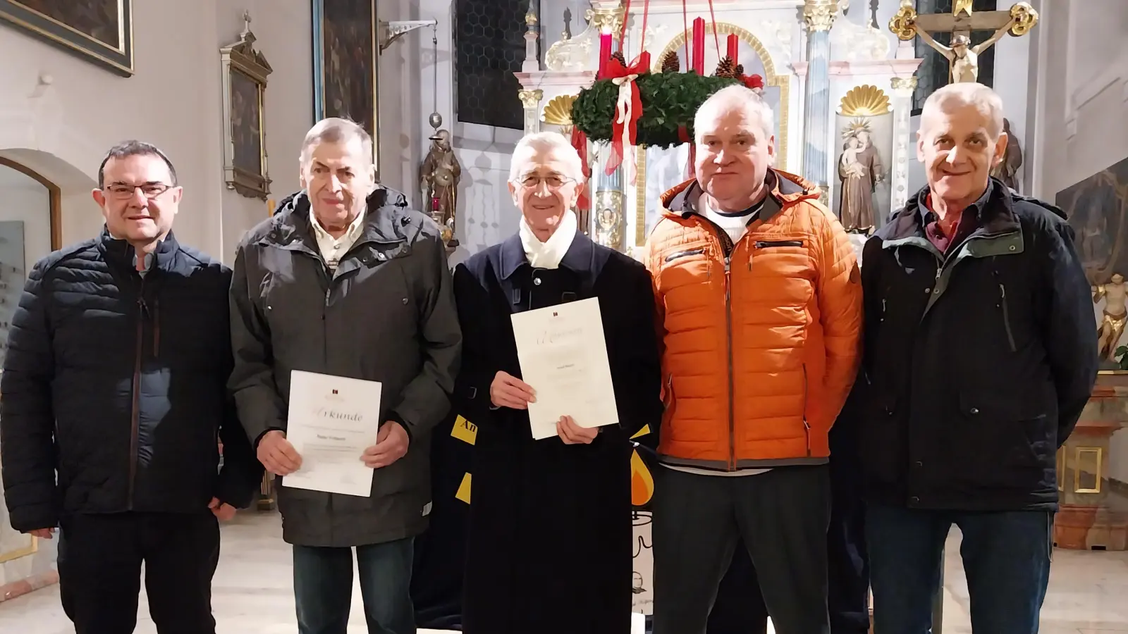 Im Bild von links nach rechts: Stadtpfarrer Konrad Amschl, Peter Frötschl, Josef Rösch, 1. Vorsitzender Markus Fichtner, 2. Vorsitzender Hubert Häring. (Bild: Waltraud Fichtner)