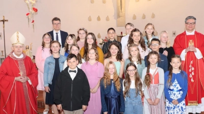 Die 20 frisch gefirmten Mädchen und Buben der Pfarrei St. Konrad mit Weihbischof Reinhard Pappenberger, Gemeindereferent Martin Melchner und Pfarrer Michael Jakob.  (Bild: Thomas Held)