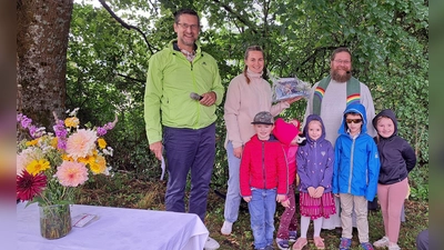 Elternbeiratsvorsitzender Roman Beer, die scheidende Kindergartenleitung Theresa Appel, Diakon Bernd Deyerl und die Vorschulkinder. (Bild: Jürgen Leißner)